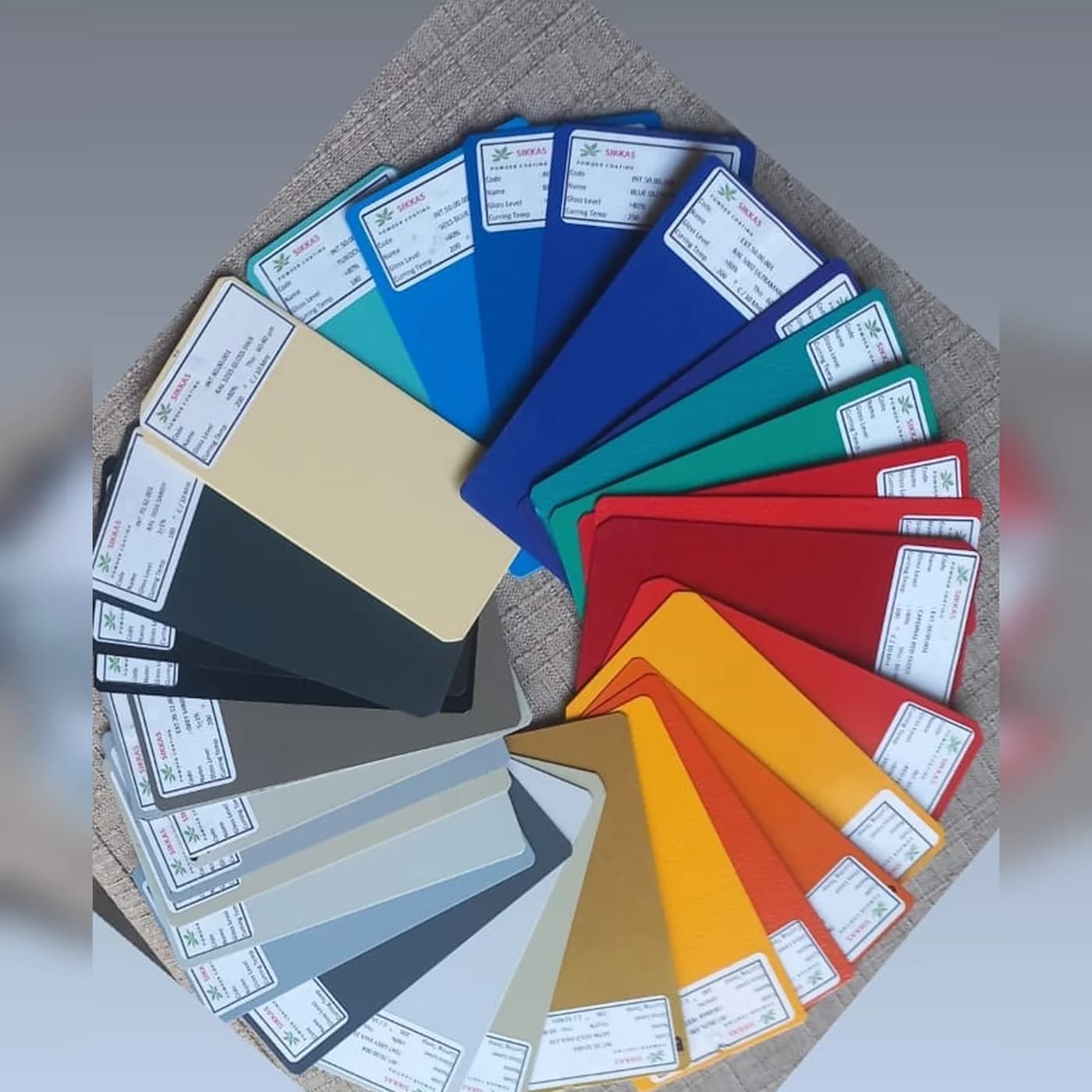 Panel warna powder coating SIKKAS disusun melingkar